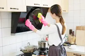保姆月薪一万二，要守最严家规：不准请假、睡觉打地铺....视频封面