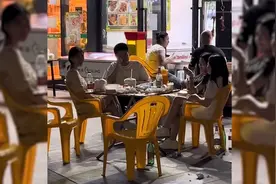 男子被好友整蛊，将轮椅停在陌生女孩桌子旁，离场时多少有些狼狈视频封面