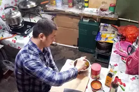 阿平自幼残疾，只能用一只手做饭，洗菜、切菜、炒菜样样难不倒他视频封面