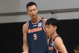 阿联怒了！发球违例砸球怒斥徐杰，杜锋将二人双双换下视频封面