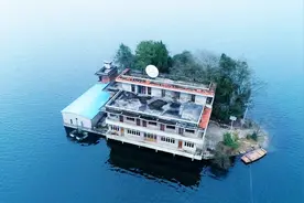 贵州一湖中的孤岛竟建有房子，四周都是水，出入方便吗视频封面