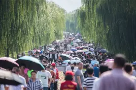 多所高校调整国庆节放假安排：休两到三天，未休部分寒假补放