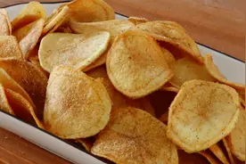 爱吃薯片不用出去买了，在家轻松做，酥脆咸香，好吃不腻人