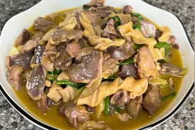 炎热的夏天白粥配什么好吃，白灼咸虾，酸汤鸡杂，小时候的味道