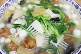 家常鲜汤的做法，食材和做法都很简单，清淡不油腻，比骨头汤好喝