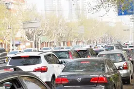 英雄山路出现拥堵，来扫墓尽量不要开车了视频封面