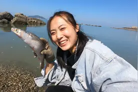 渔妹赶海捡了条大鱼，肉身竟然被咬掉了一块，到底啥原因视频封面