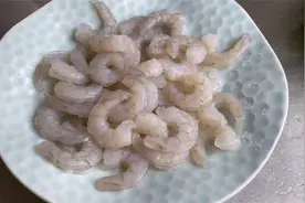 大厨教你做芹香虾仁，虾仁鲜香味美，芹菜清淡爽口，上桌就抢光视频封面
