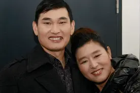 大衣哥成名前后老婆变化，描眉画嘴年轻不少，朱之文现场表白老婆视频封面