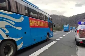8辆大客赴皖接197名员工回温返岗 温州高速交警警车开路保驾护航视频封面