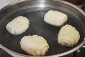 面团放进滚烫的开水中，太厉害了，头一次见这个做法，高手在民间视频封面