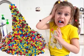 外国小女孩家里突然停水了，妈妈叫人修好后发生了什么奇怪的事情