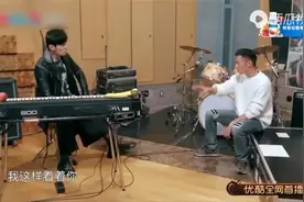 锋味：霆锋羡慕周杰伦钢琴弹的好，小时候妈妈拿藤条站在后面逼的视频封面