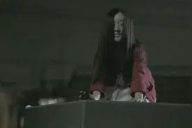 丑女憎恨所有帅小伙，每天躲在电话亭上面，一来人就会往下泼硫酸视频封面