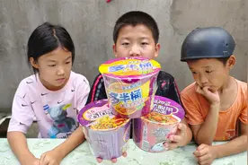 评测三个品牌的老坛酸菜牛肉面，都是卖4元一桶，味道却相差很大视频封面