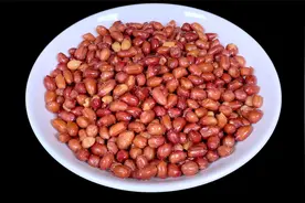 啥！油炸花生米要过水再炸，酥香嘎嘣脆，看完想要炸糊都很难视频封面