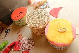 农村大妈用麦秸秆做草墩，用破衣服做垫子，比买的好看还舒服