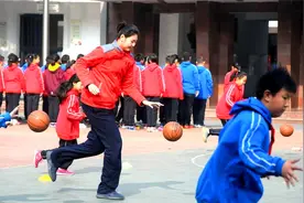 天赋溢出！山东14岁女孩身高2米26，她会成长为女篮栋梁吗？视频封面