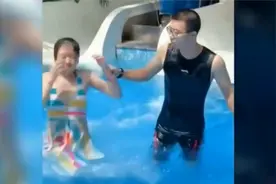 小姐姐水上乐园失误瞬间：美女上演湿身诱惑，一个失误当场社死视频封面