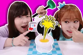 [基尼VS赞德] 整蛊喷水马桶桌面游戏玩具来展开有趣的对决！