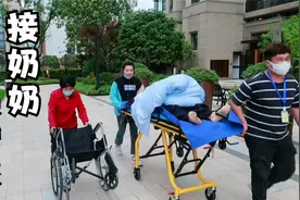 病重老人住进前儿媳的新家，刚进门前儿媳就悉心照顾，画面太温馨视频封面