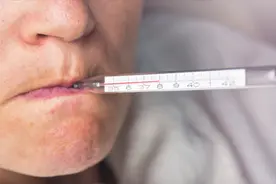 手心脚心经常出汗原来是身体出了这四个问题！检查一下有没有你！视频封面