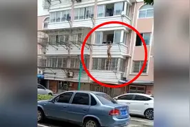 江苏启东一男子身穿短裤从3楼跳下，事发时屋内有人试图拉住他视频封面