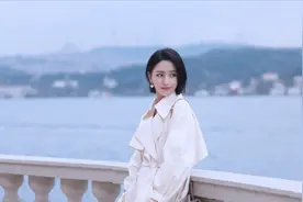 春晚压力有多大？佟丽娅自爆压力大到爆炸，曾躲妈妈怀里哭视频封面