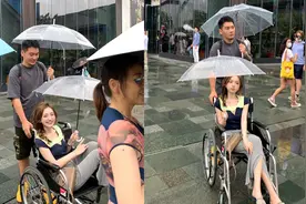 美女网红雨天坐轮椅出行，称“脚有洁癖”，被质疑作秀引群嘲视频封面