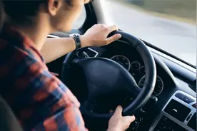 为何我国道路是靠右行驶，一些国家却是靠左行驶？涨知识了！视频封面