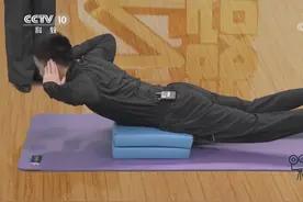 教你一个动作锻炼腰背肌群，专家现场演示，快学起来|健康之路视频封面