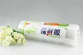 用保鲜膜包在脚跟，这个作用太神奇了，解决了很多人困扰的难题视频封面