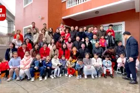 88岁外婆要拍全家福  四代61口人初二那天全到齐了视频封面