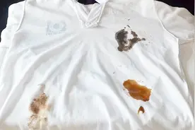 不管衣服污渍有多顽固，清洗时撒一把，污渍立马全去除，方法真棒