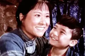 夜半三更盼天明 邓玉华演唱《闪闪的红星》插曲《映山红》视频封面