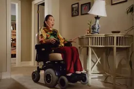 美剧：华裔奶奶坐轮椅真恐怖，简直是移动堡垒，房子都能拆了视频封面