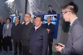 安徽领导集体驻足观看“老虎”受审 书记：不少熟悉的人，教训深刻视频封面