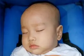 7个月宝宝去玩，一出门就打哈欠，不到5分钟就睡着了，搞笑