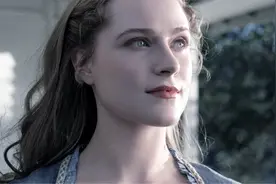 黑白照片的年代突然出现一张彩色照片，他们开始质疑这个世界