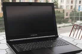 土豪的新玩具：搭载28TB SSD的疯狂笔记本电脑视频封面