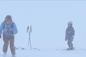 1家4口景区遭遇雪崩，丈夫竟扔下妻儿一个人跑了！这影片发人深思视频封面