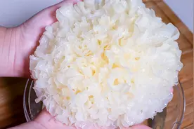 银耳最忌用清水冼，相当于吃虫卵，教你一招，脏东西虫卵全跑光视频封面