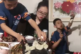 男孩过年吃饺子用吸铁石当“探测器” 网友：为了硬币真是拼了视频封面