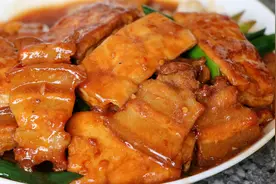 五花肉焖豆腐的家常做法，鲜嫩美味，配上米饭我能吃三碗视频封面