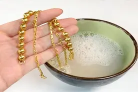 黄金戴几个月就很脏，放水里简单泡一泡，立马光亮如新，不掉克数视频封面