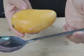 今天才知道，原来芒果剥皮这么简单，不脏手不流汁，这方法真厉害视频封面