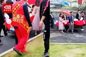 低俗！南宁街头新郎戴绿帽拉着新娘上街 公公挂牌：“我要扒灰”