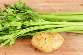 芹菜超好吃的做法，搭配个土豆，天天吃都不腻，好吃营养，真解馋