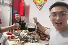 内蒙人就爱大碗喝酒，兄弟3人倒满一缸酒，整点羊腿吃下去真舒坦