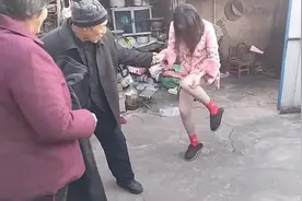 女孩穿“光腿神器”回老家过年，被姥爷姥姥拉着强行套上大棉裤视频封面